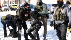 Schwer bewaffnet durchkämmten ICE-Beamte Gemeinden Minnesotas, um Migranten ohne Dokumente zu ...