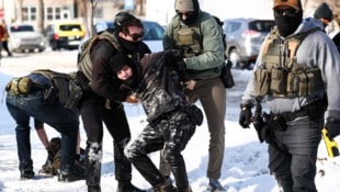 Schwer bewaffnet durchkämmten ICE-Beamte Gemeinden Minnesotas, um Migranten ohne Dokumente zu ...