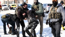 Schwer bewaffnet durchkämmten ICE-Beamte Gemeinden Minnesotas, um Migranten ohne Dokumente zu ...