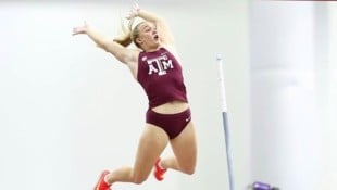 Lily Carlson bei ihrem 4,47-Meter-Sprung