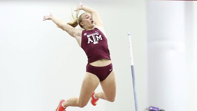 Lily Carlson bei ihrem 4,47-Meter-Sprung