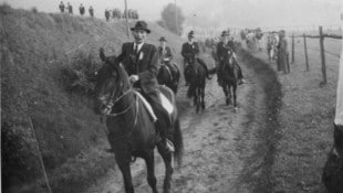 Hermann Meierhofer mit zwei Söhnen und einem  Enkel bei der Glockenweihe 1956 am Kraigerberg.