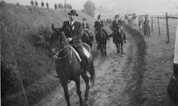 Hermann Meierhofer mit zwei Söhnen und einem  Enkel bei der Glockenweihe 1956 am Kraigerberg.