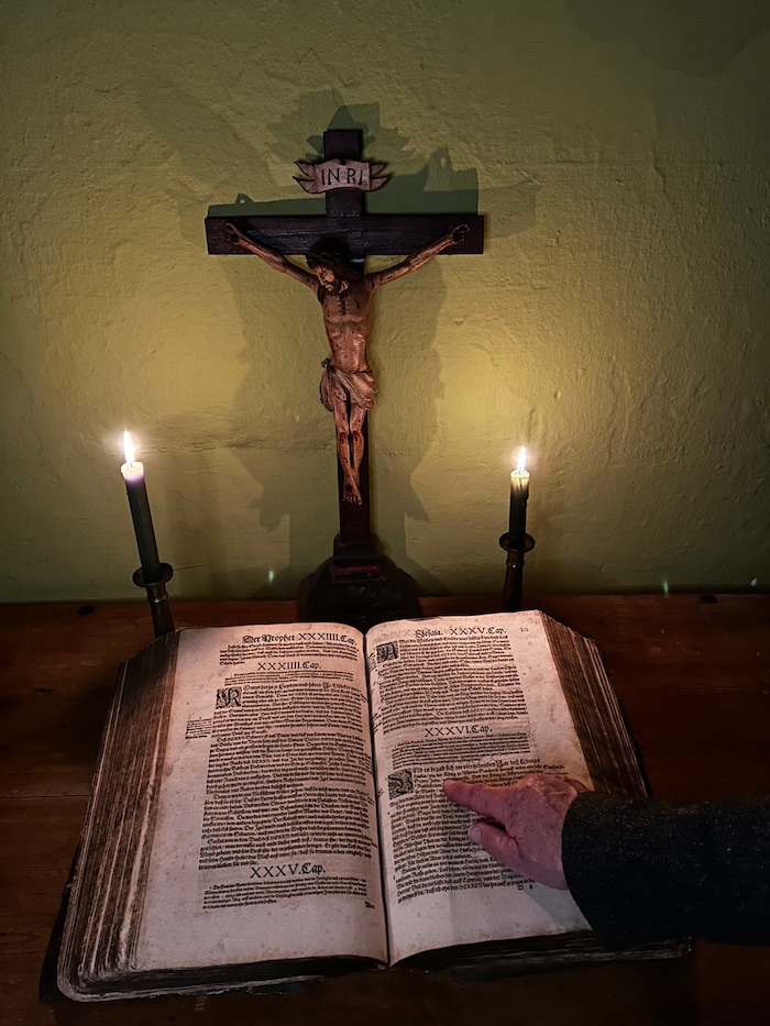Auf dem Zietner-Hof am Kraigerberg wird die alte Lutherbibel in Ehren gehalten.