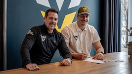 Bernhard Seikovits (re., mit Headcoach Chris Calaycay) unterschrieb bei den Vienna Vikings.