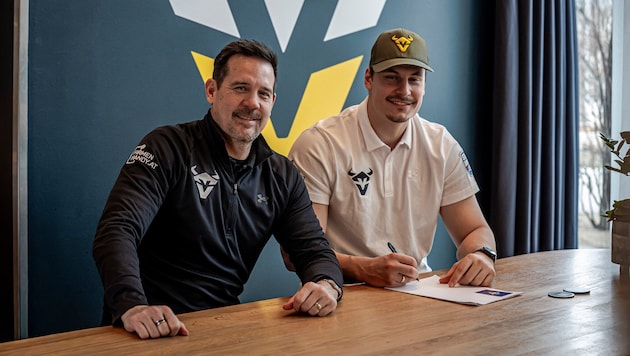 Bernhard Seikovits (re., mit Headcoach Chris Calaycay) unterschrieb bei den Vienna Vikings.