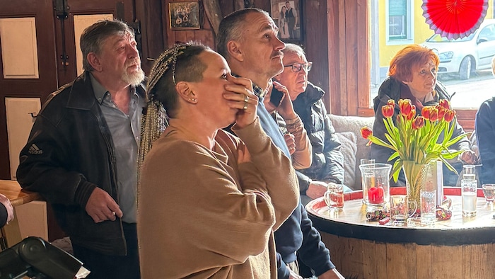 Stiefmama Peggy zitterte bei der Fahrt von Conny mit. Danach musste sie zu ihrem Pferd ins ...