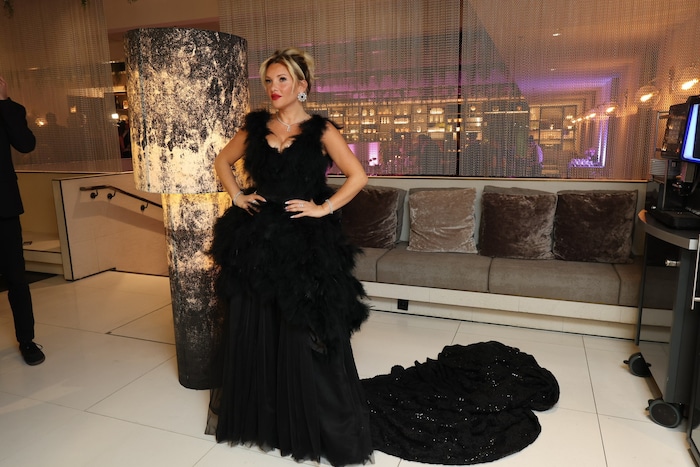 Evelyn Burdecki setzte auf viel Dekolleté und eine lange Schleppe.