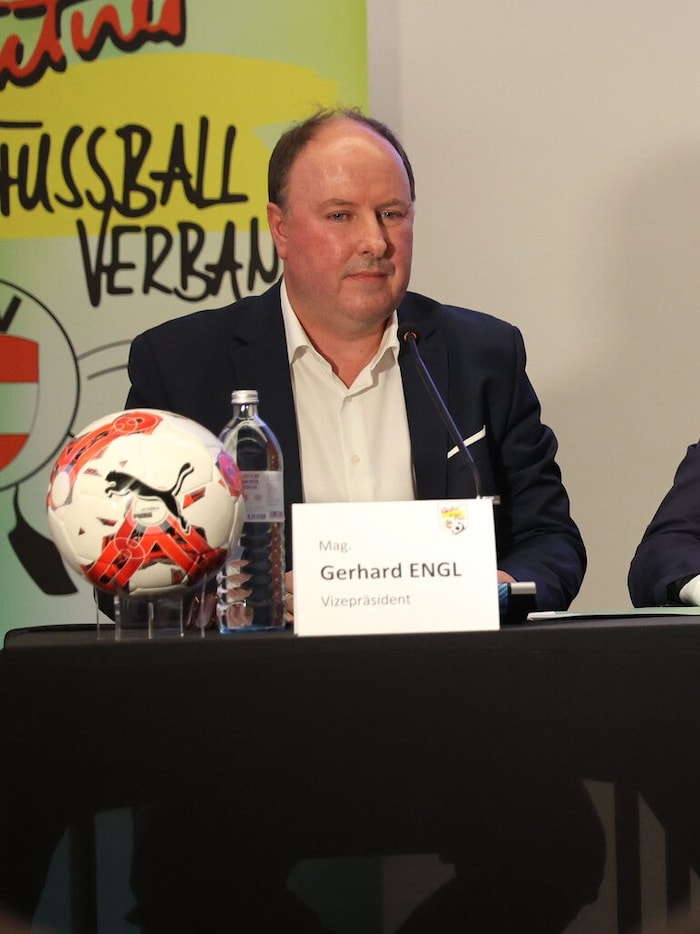 Die KFV-Bosse Martin Mutz (Präsident/Mitte) und Richard Watzke (Geschäftsführer/rechts).