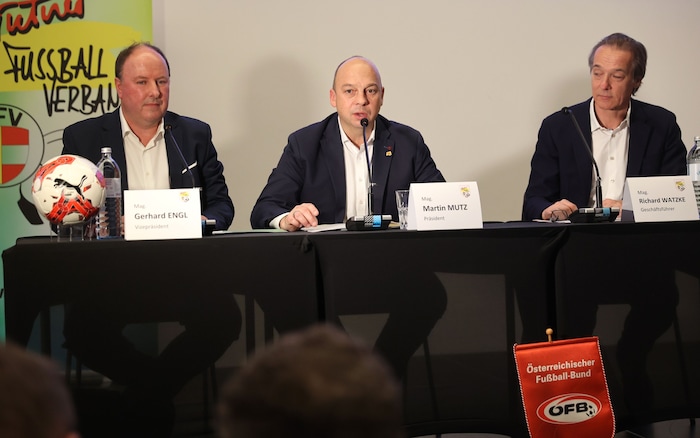 Die KFV-Bosse Martin Mutz (Präsident/Mitte) und Richard Watzke (Geschäftsführer/rechts).