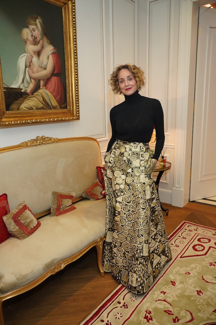 Sharon Stone sah in ihrem Valentino-Rock mit Klimt-Muster einfach toll aus.