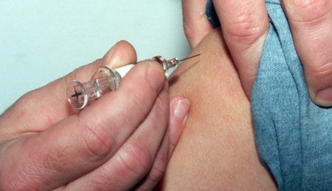 „Bitte warten!“, heißt es derzeit für viele Impfwillige, wenn es um die beworbene und kostenlos ...