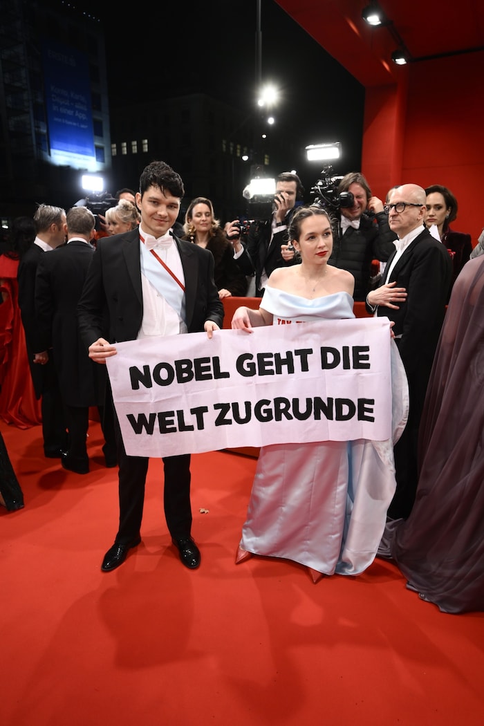 Lena Schilling protestierte am Red Carpet mit einem Banner, auf dem stand: „Nobel geht die Welt ...