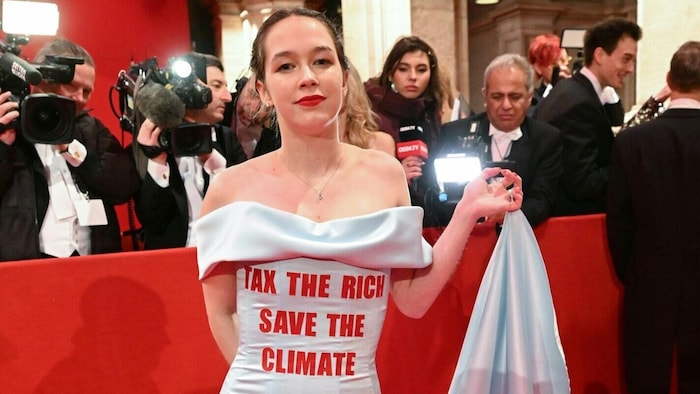 Lena Schilling hat auf dem Opernball ein politisches Statement gesetzt.