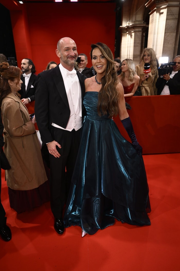 Martina Reuter kam mit ihrem neuen Freund und Fitnesstrainer Vladi zum Opernball.