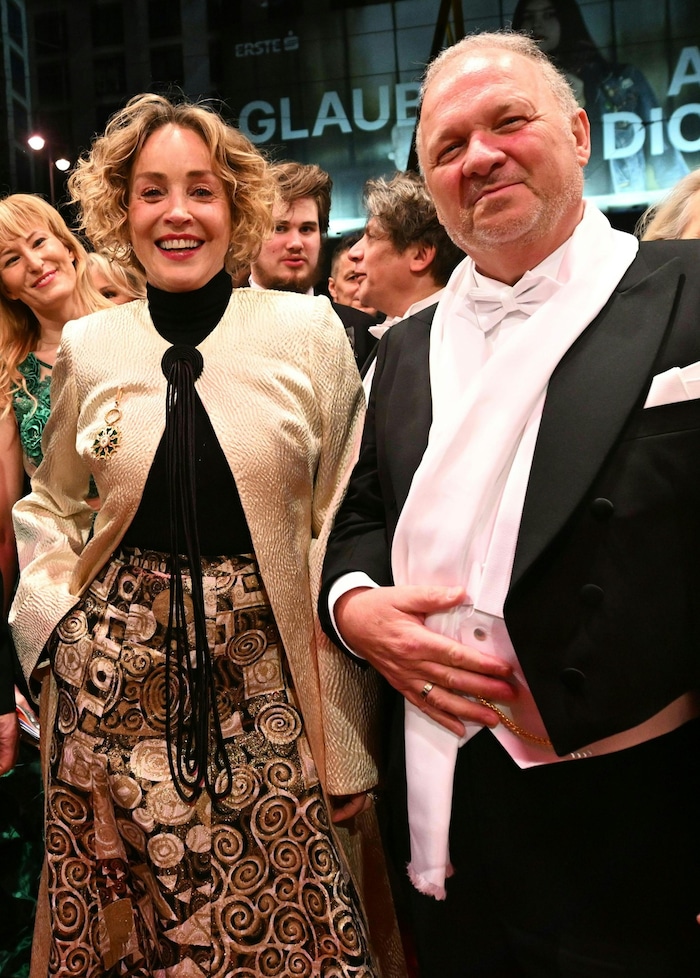 Sharon Stone mit „Schaumrollenkönig“ Karl Guschlbauer – noch gut gelaunt.