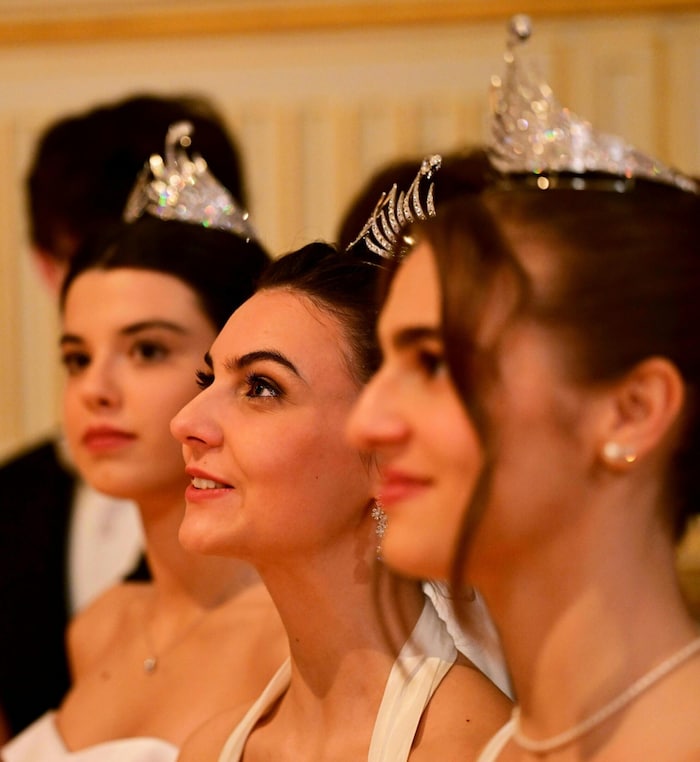 Die Debütantinnen warteten auf ihren Einsatz.