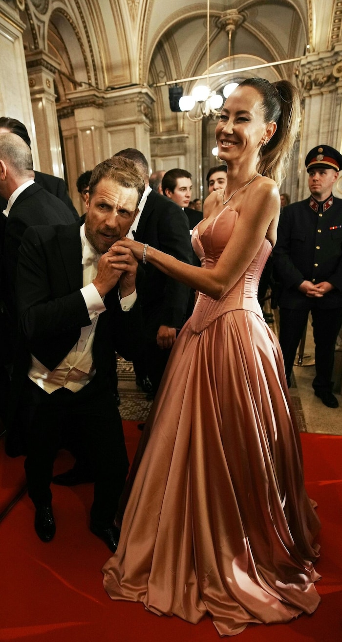 Ein Handkuss von Oliver Pocher für seine Ex-Gattin Sandy Meyer-Wölden