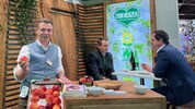 Hannes Schaffler (Obstpartner) präsentiert am AMA-Stand in Nürnberg steirische Äpfel.