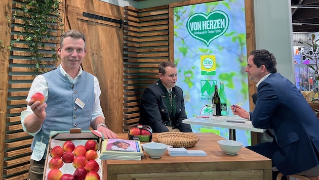 Hannes Schaffler (Obstpartner) präsentiert am AMA-Stand in Nürnberg steirische Äpfel.