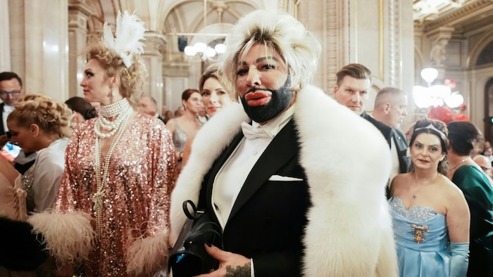 Designer Harald Glööckler fiel wieder einmal mit seinem Outfit auf.