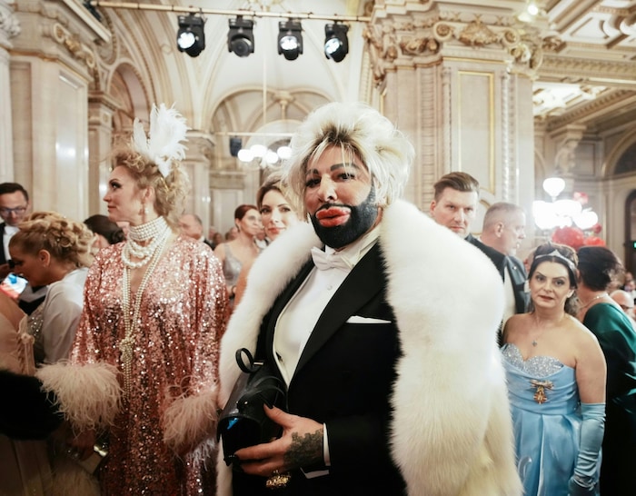 Designer Harald Glööckler fiel wieder einmal mit seinem Outfit auf.