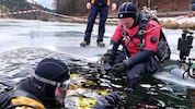 Die ersten beiden Taucher, die an diesem Tag ins eiskalte Wasser gehen. 