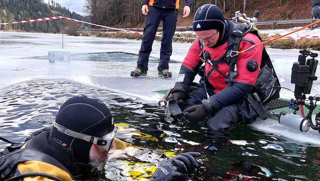 Die ersten beiden Taucher, die an diesem Tag ins eiskalte Wasser gehen.