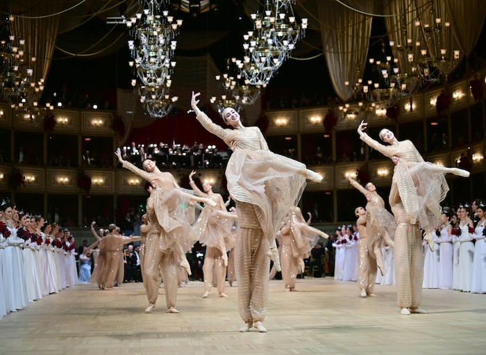 Die Tänzer des Staatsballetts in Kostümen von Giorgio Armani