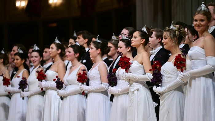 Debütantenpaare nach dem Einzug