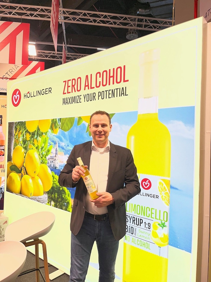 Axel Fila (Höllinger Fruchtsäfte) schenkt alkoholfreie Aperitif-Sirupe ein