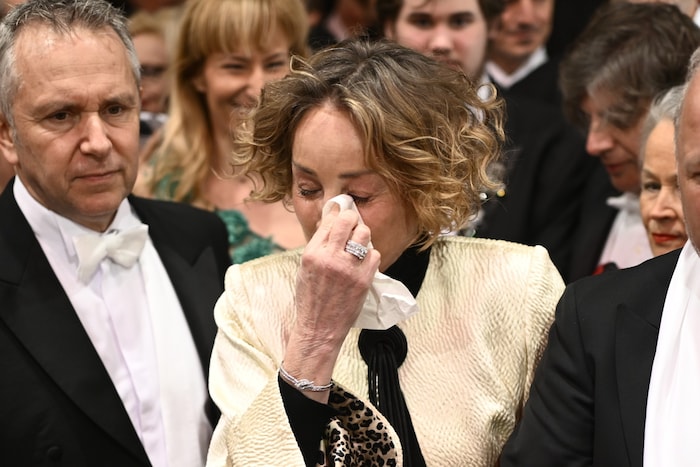 Sharon Stone trocknete ihre Tränen der Rührung mit einem Taschentuch.