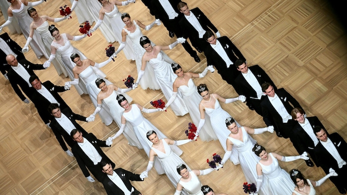 Die Debütantenpaare bei der Eröffung