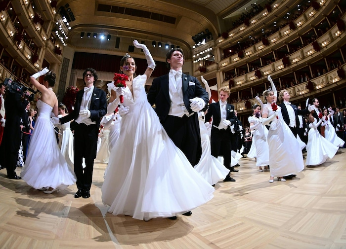 Die Debütantenpaare bei der Eröffnung