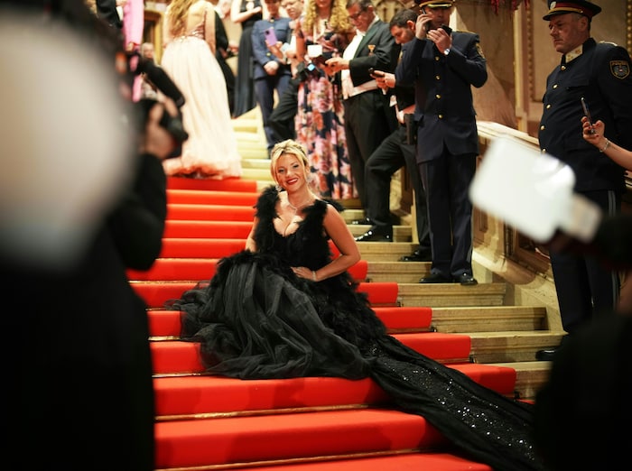 Evelyn Burdecki ruhte sich auf der Feststiege aus, nachdem sie im Hotel zuvor über ihre Schleppe ...