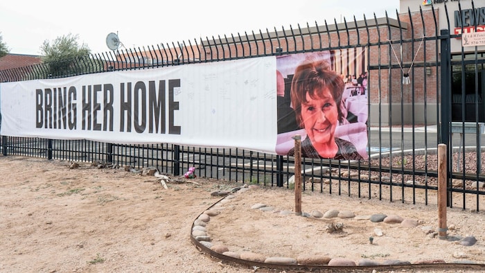 Ein Plakat mit der Bitte, „Bringt sie nach Hause“, hängt auf einem Zaun in Tucson, Arizona