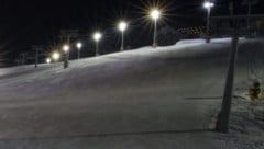 Bei der Talfahrt über eine gesperrte Piste brach der junge Mann plötzlich zusammen (Symbolbild).