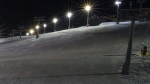 Bei der Talfahrt über eine gesperrte Piste brach der junge Mann plötzlich zusammen (Symbolbild).