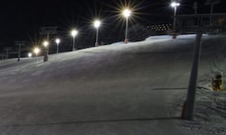 Bei der Talfahrt über eine gesperrte Piste brach der junge Mann plötzlich zusammen (Symbolbild).