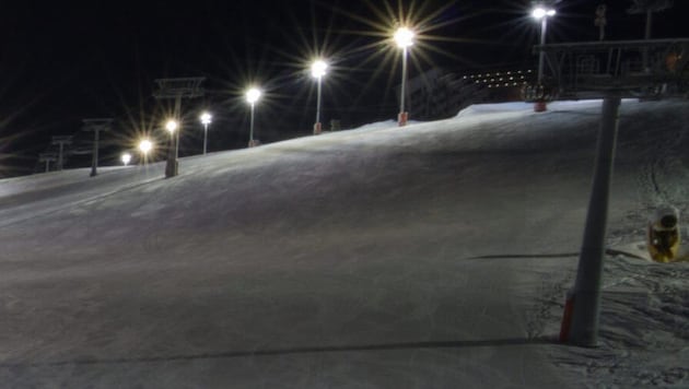 Bei der Talfahrt über eine gesperrte Piste brach der junge Mann plötzlich zusammen (Symbolbild).