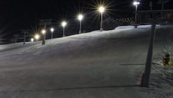 Bei der Talfahrt über eine gesperrte Piste brach der junge Mann plötzlich zusammen (Symbolbild).