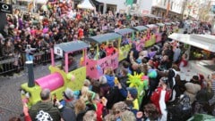 Rettungskräfte versorgten den Verletzten zunächst vor Ort, bevor er in ein Krankenhaus gebracht ...