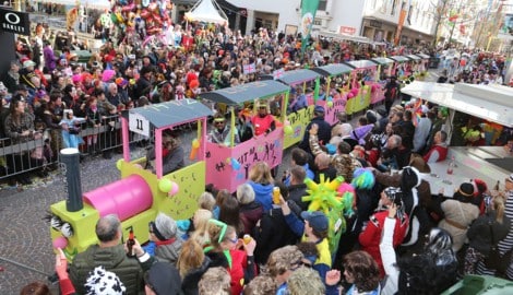 Rettungskräfte versorgten den Verletzten zunächst vor Ort, bevor er in ein Krankenhaus gebracht ...