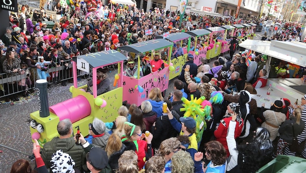 Rettungskräfte versorgten den Verletzten zunächst vor Ort, bevor er in ein Krankenhaus gebracht ...