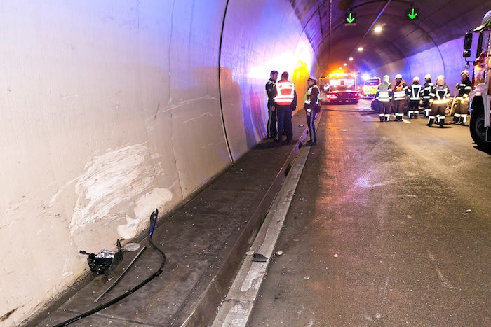 Die Tunnelwand zeugt von der Wucht des Aufpralls.