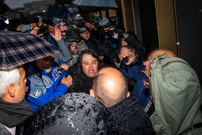 Angehörige von Brandopfern sollen teilweise auch handgreiflich geworden sein.