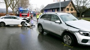 Die beiden Pkw wurden erheblich beschädigt.