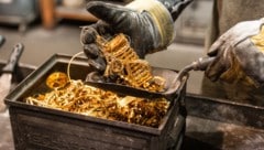 Beim Einschmelzen erhitzt der Goldschmied das gelbe Metall auf Temperaturen von über 1064 Grad ...