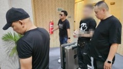 Beamte mit dem gefassten Österreicher (23) kurz nach der Festnahme.