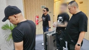 Beamte mit dem gefassten Österreicher (23) kurz nach der Festnahme.